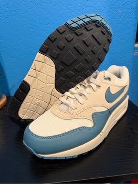 Nike Air Max Retro Runner in Blue and Cream